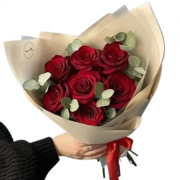Красные розы с зеленью в упаковке (40 см)