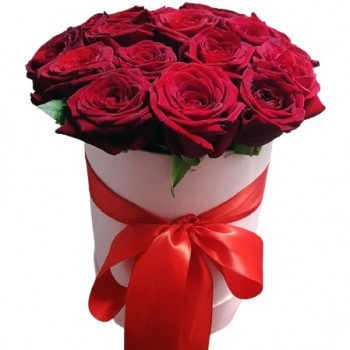 17 красных роз в цветочной коробке