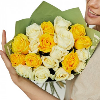 Белые и желтые розы 40 см в упаковке