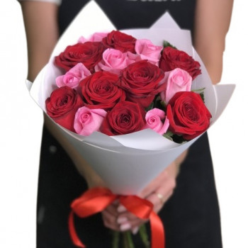 Sarkanas un rozā rozes 50 cm (maināms ziedu daudzums)